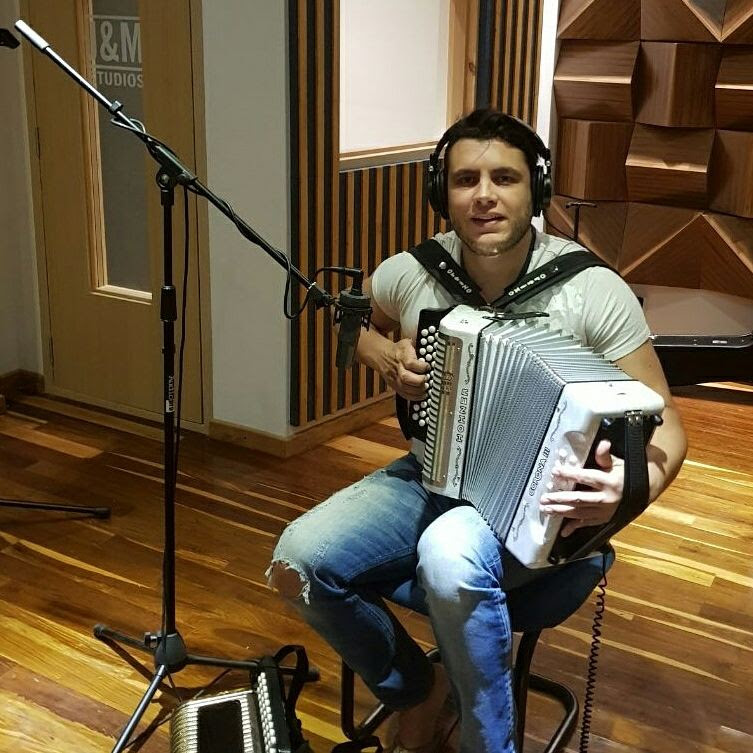 Iván Villazón lanzará dos canciones para alegrar las fiestas de fin de año
