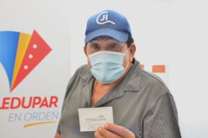 Poncho recibe vacuna contra el Covid-19