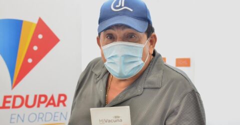 Poncho recibe vacuna contra el Covid-19