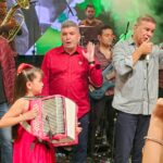 Iván Villazón, sorprendido por el talento de la niña acordeonera Isabela González