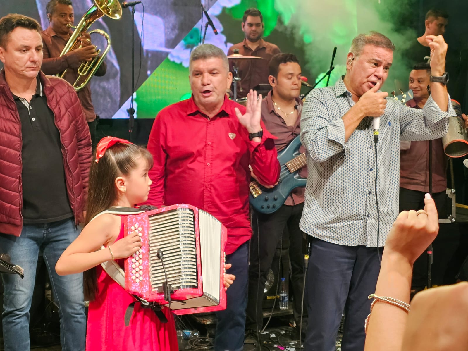 Iván Villazón, sorprendido por el talento de la niña acordeonera Isabela González