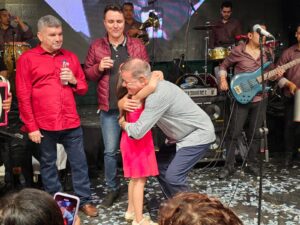 Iván Villazón, sorprendido por el talento de la niña acordeonera Isabela González