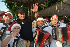 Jorge Celedón entregó los aguinaldos a los niños de Villanueva – La Guajira