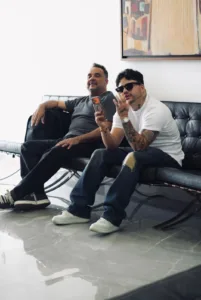 Aniel Velásquez no quiere ponerle fronteras a su música Monterrey🇲🇽 recibe a “KAIROS 10-08” su más reciente producción. 1