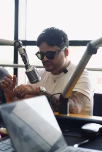 Aniel Velásquez no quiere ponerle fronteras a su música Monterrey🇲🇽 recibe a “KAIROS 10-08” su más reciente producción. 1
