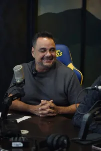 Aniel Velásquez no quiere ponerle fronteras a su música Monterrey🇲🇽 recibe a “KAIROS 10-08” su más reciente producción. 1